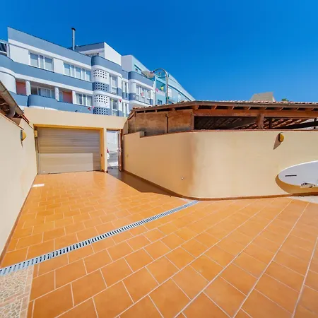 Sky & Sea, The House By The בית נופש *