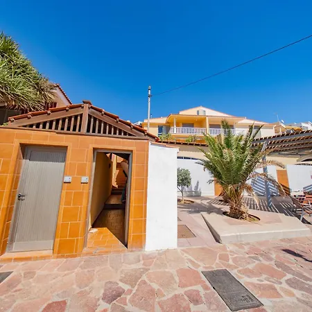 Sky & Sea, The House By The Сasa de vacaciones *