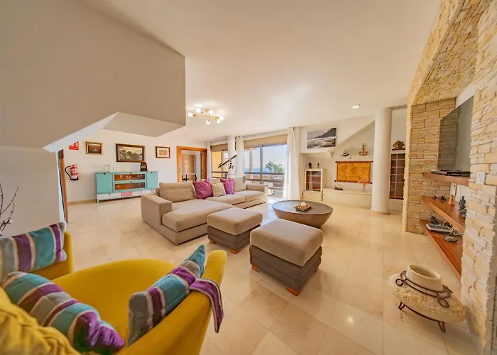 בית נופש Sky & Sea, The House By The קנדלריה