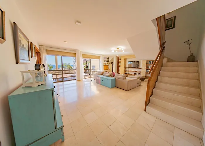 Sky & Sea, The House By The בית נופש *