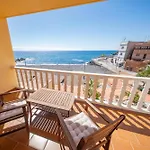 בית נופש Sky & Sea, The House By The