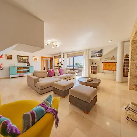 בית נופש Sky & Sea, The House By The קנדלריה