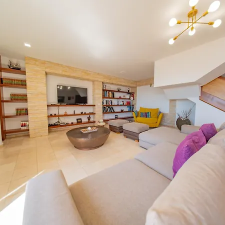 בית נופש Sky & Sea, The House By The