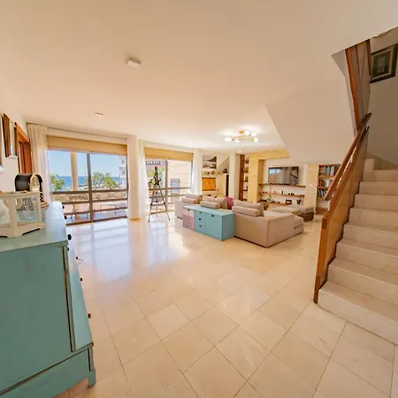 Sky & Sea, The House By The בית נופש *